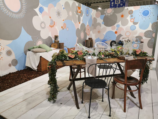 Decorazione stand per una fiera sposi
