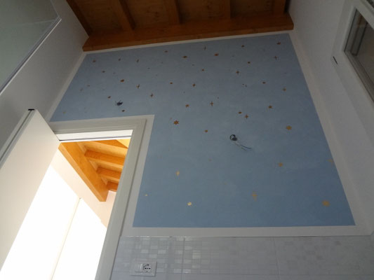 parete con stencil in foglia oro