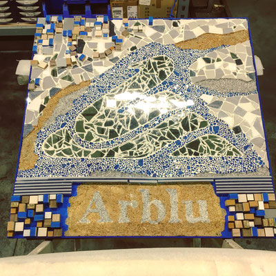 Allestimento di un evento aziendale, mosaico realizzato con elementi di scarto e realizzazioni centro tavola, tableau, e altri elementi personalizzati