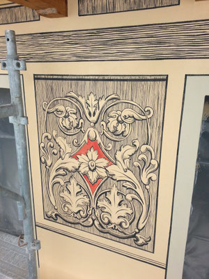 Particolare di una decorazione fatta riprendendo un motivo storico, su palazzo in centro a Conegliano