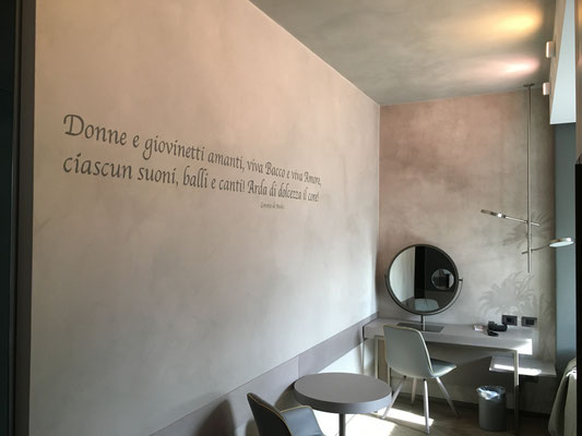 Decorazione di camere d'albergo. Scritte dipinte a mano