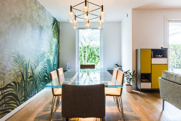 Decorazione di una parete (e prese luce) in casa privata
