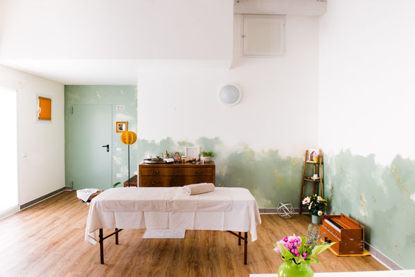 Lo studio di un'operatrice ayurvedica. La richiesta era imitare le luci che filtrano tra il fogliame, nel bosco.