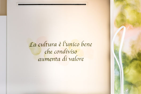 dettaglio della parete dell'angolo lettura