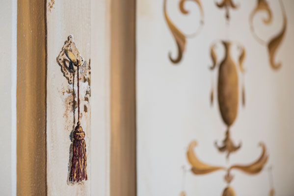Decorazione di una porta ascensore con cornice, dettaglio finta chiave