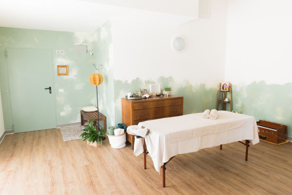 Lo studio di un'operatrice ayurvedica. La richiesta era imitare le luci che filtrano tra il fogliame, nel bosco.
