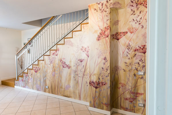 Decorazione di una parete salotto in casa privata