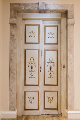 Decorazione di una porta ascensore con cornice