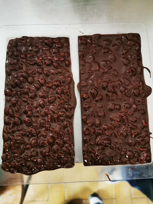 tablette tablettes de chocolat noir à l'épeautre soufflé en cours de fabrication