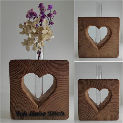 Herzförmige Holzvase mit Reagenzglas und getrockneten Blumen