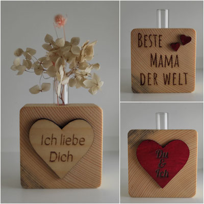 Holzvase mit Herz-Ausschnitt und Glasröhrchen, dekoriert mit Trockenblumen