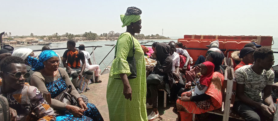 Fährpassagiere in Barra, Gambia