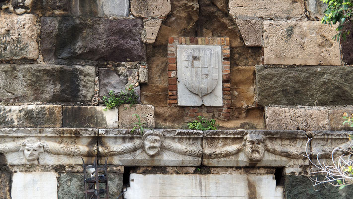 Wappen beim Eingang vom Kastro Neratzia