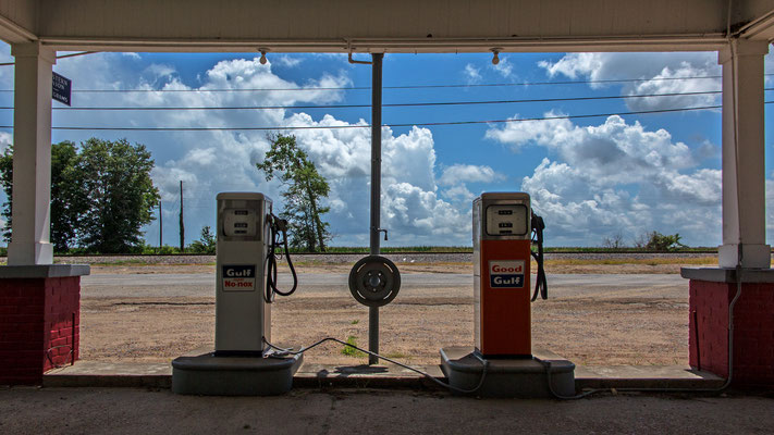Abandoned gas station, Money, Mississippi