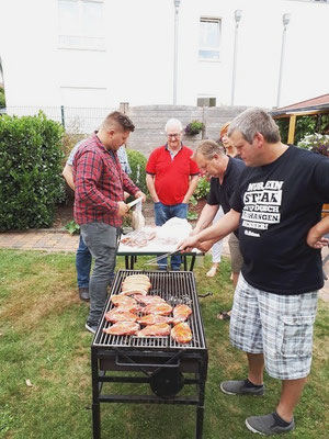 Der zweite Grillmeister, perfekt, er hatte sogar das richtige T-Shirt an, besser geht es nicht.