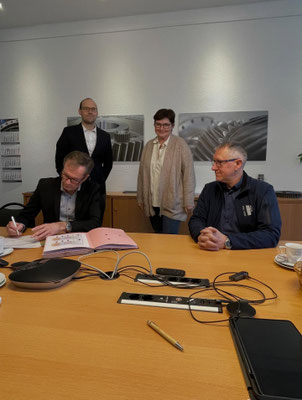 Unterschriften unter der Einigung im Tarifkonflikt im Zahnradwerk Pritzwalk