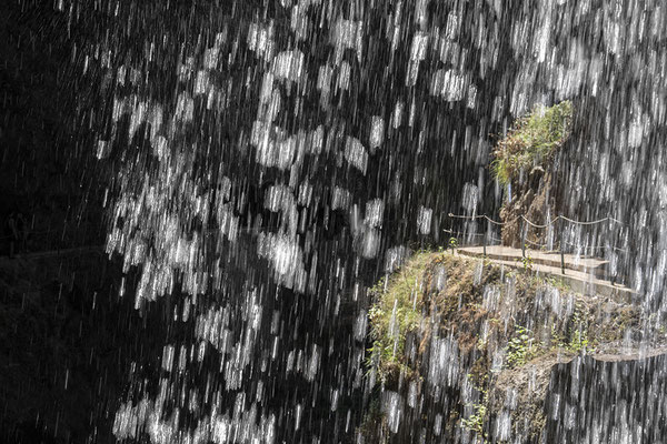 15 Krieg Barbara - Hinter dem Wasserfall