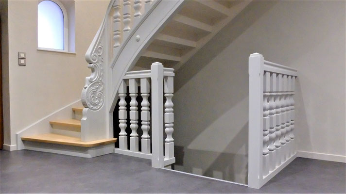 Escalier en hêtre décapé puis laqué en gris clair mat par anthonee