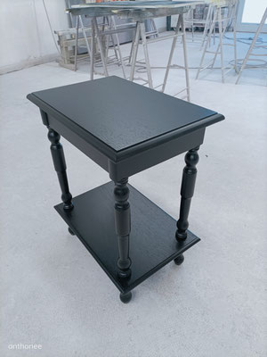 Petite console, entièrement laquée en noire. L'intérieur du tiroir a été laqué en rouge. L'ensemble a été vernis en mat