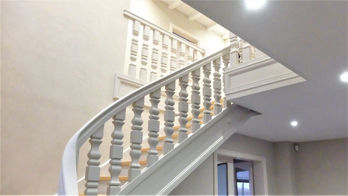 Escalier en hêtre décapé puis laqué en gris clair mat par anthonee