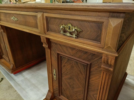 Bureau en noyer restauré et relooké par les Ateliers Anthonee