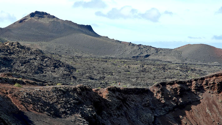 Blick auf den Pico Partido über den Kraterrand der Calder de la Rilla hinweg.
