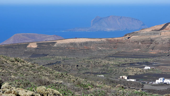 Ausblick vom Monte Corona über La Graciosa zur Isla de Montana Clara.