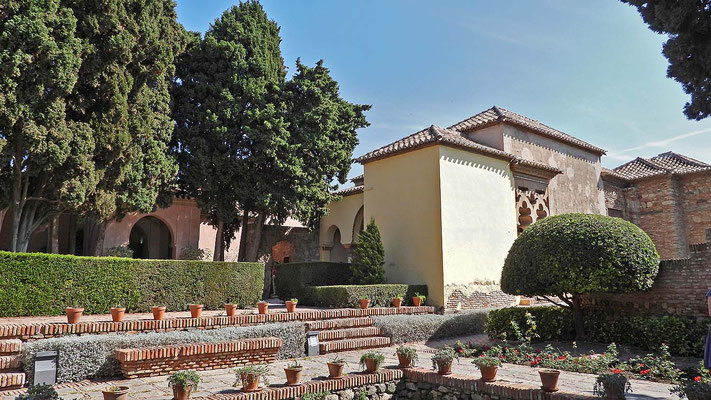 Alcazaba von Malaga - ein weiterer Gartenhof vor dem Zugang zu den Wohnräumen.