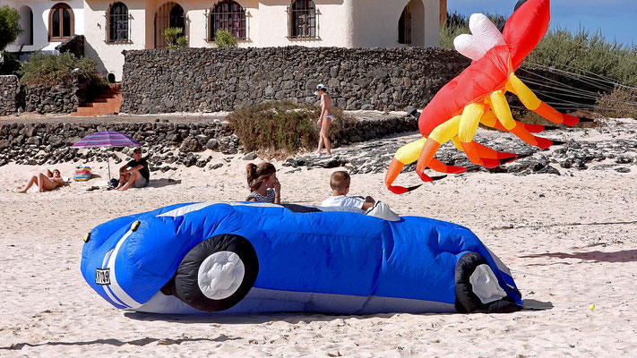 Das ist das einzige Auto, dass auf den Strand darf.