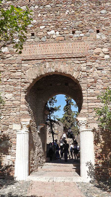 Alcazaba von Malaga - imposantes Tor im Eingangsbereich.