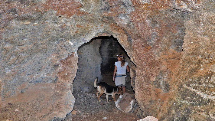 Filou erkundet die Höhlen genauso interessiert wie wir.