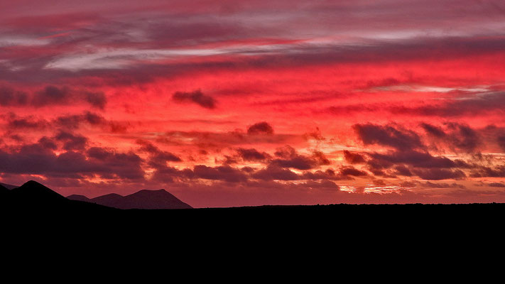 Sonnenuntergang zwischen Vulkanen.