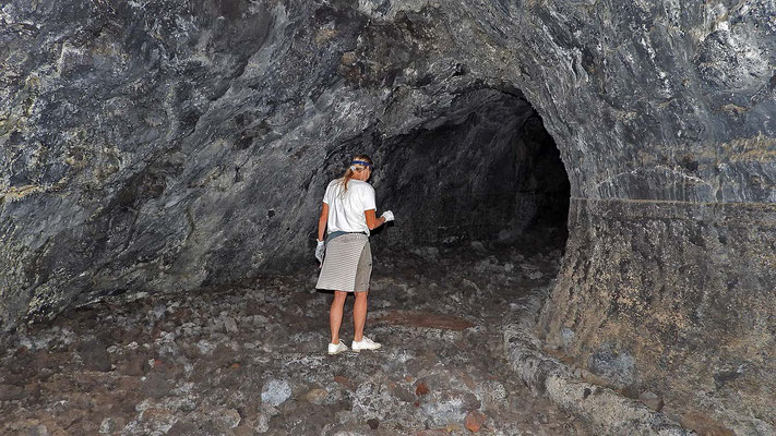 Cueva de los Naturalistas - zu Beginn sind die Gänge schmal ...