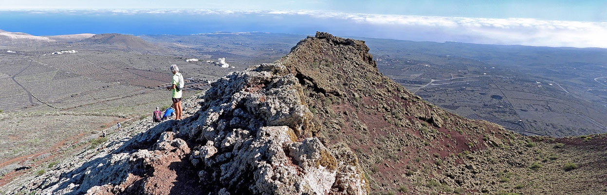 Abstieg vom Monte Corona, rechts ein Nebenkrater