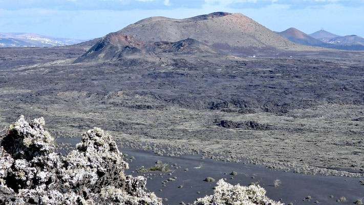 Blick vom Kraterrand der Caldera de la Rilla zum Montana Colorada.