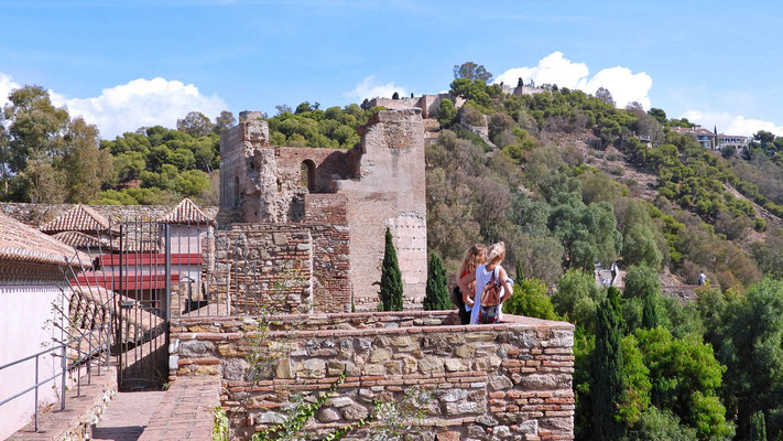 Alcazaba von Malaga - Blick auf die oberhalb gelegene Ruine des Castillo de  ...