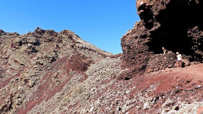 Höhle am unteren Kraterrand des Monte Corona.