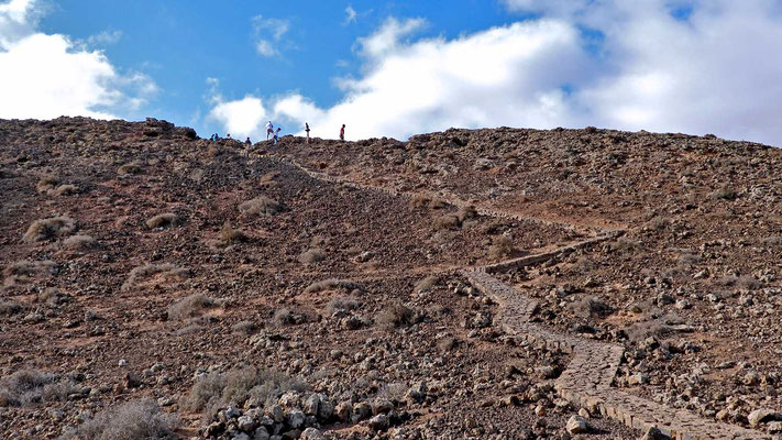 Der Steinweg zum Kraterrand des Calderon Hondo.