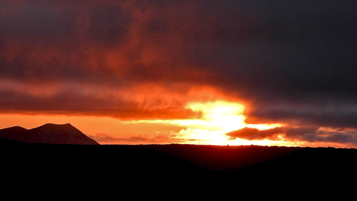 Sonnenuntergang zwischen Vulkanen.