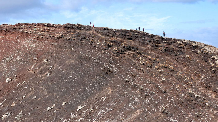 Am Kraterrand des Calderon Hondo führt ein Weg entlang.