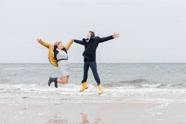 Brautpaar am Strand vor dem Leuchtturm Falshöft