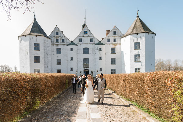 Brautpaar beim Schloss Glücksburg