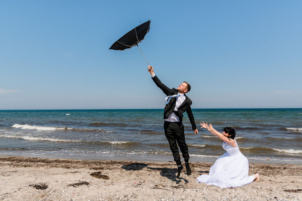 Brautpaar am Strand vor dem Leuchtturm Falshöft