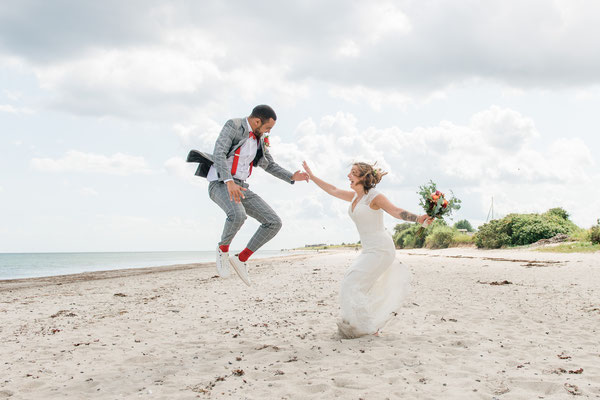 Brautpaarshooting am Strand vor dem Leuchtturm Falshöft