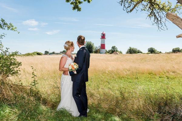 Brautpaar vor dem Leuchtturm Falshöft