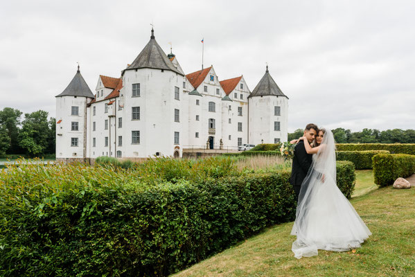 Brautpaar beim Schloss Glücksburg