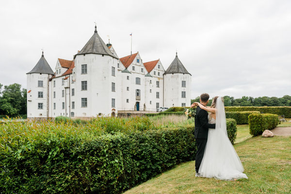 Brautpaar beim Schloss Glücksburg