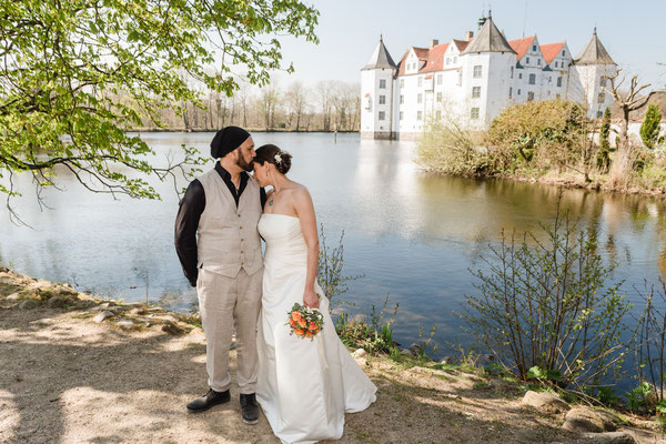 Brautpaar beim Schloss Glücksburg