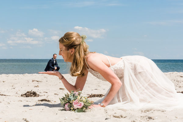 Brautpaar am Strand vor dem Leuchtturm Falshöft