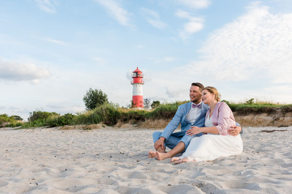Brautpaar am Strand vor dem Leuchtturm Falshöft